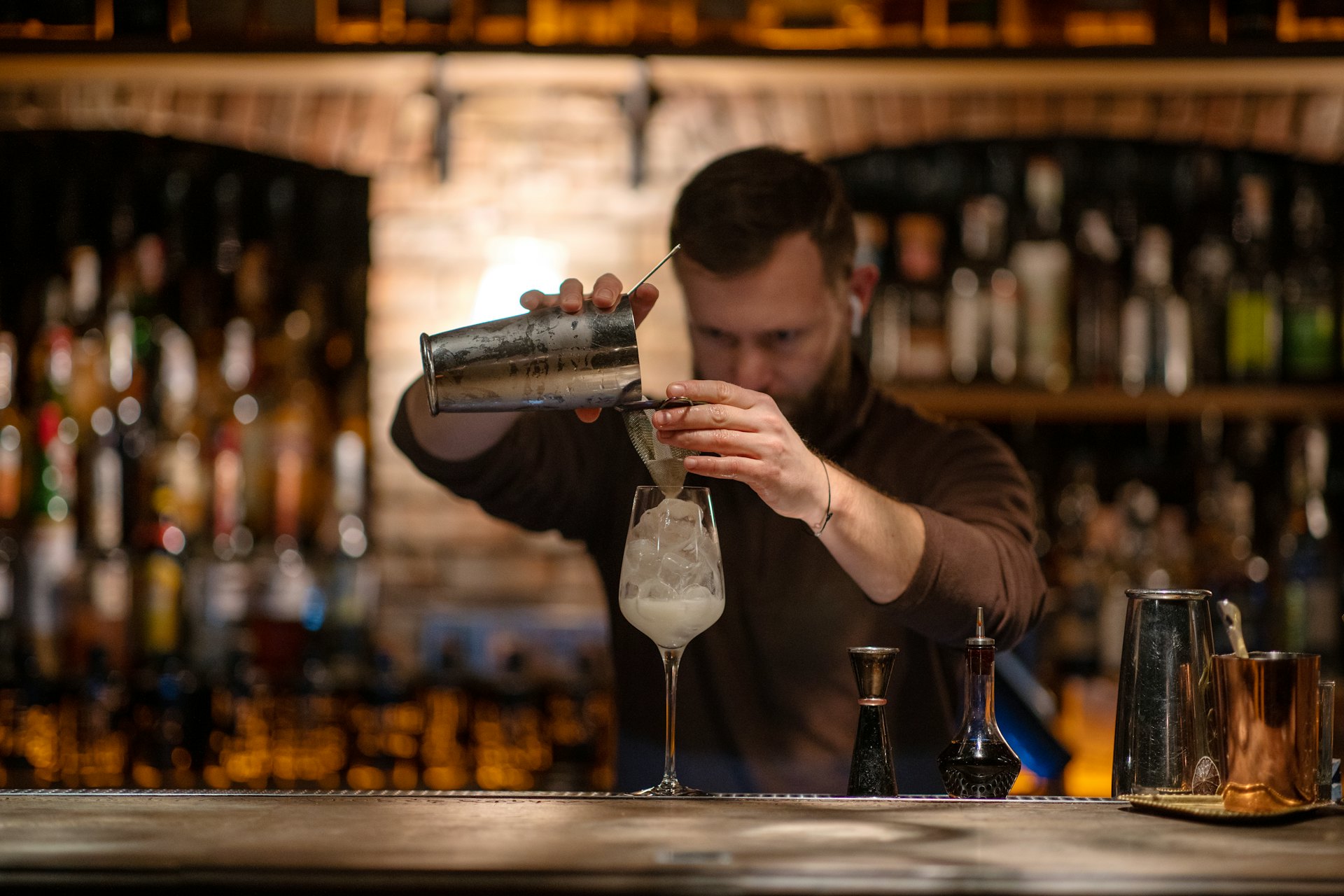 Bartender profesional en acción